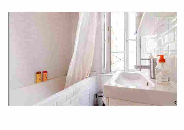 Light/airy room in heart of Paris