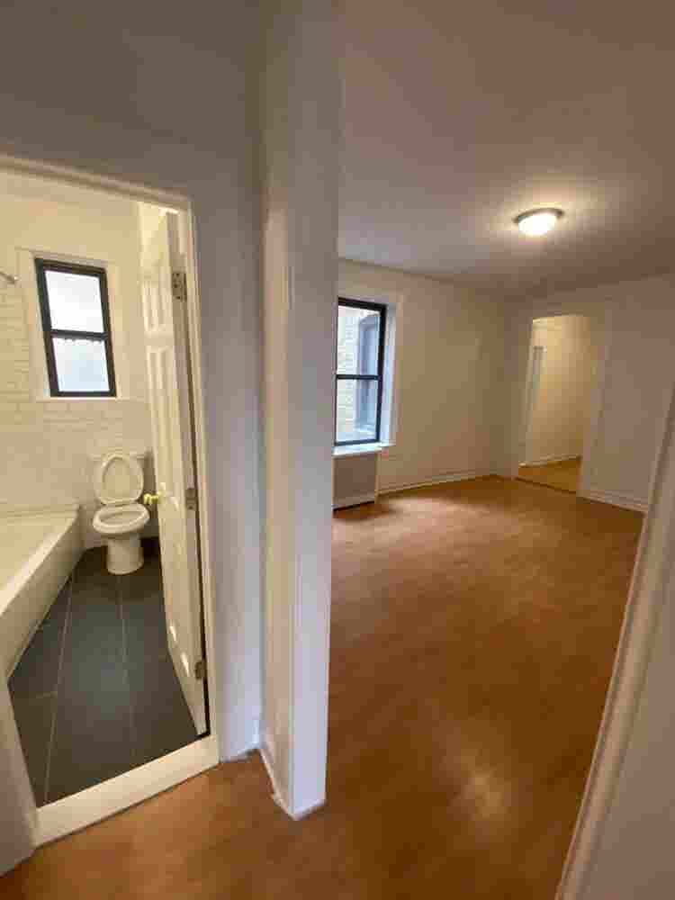 Room Available in Hudson Heights