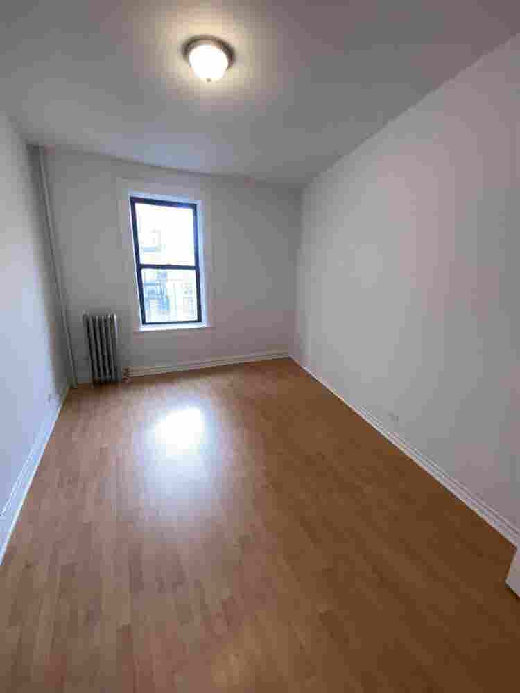 Room Available in Hudson Heights