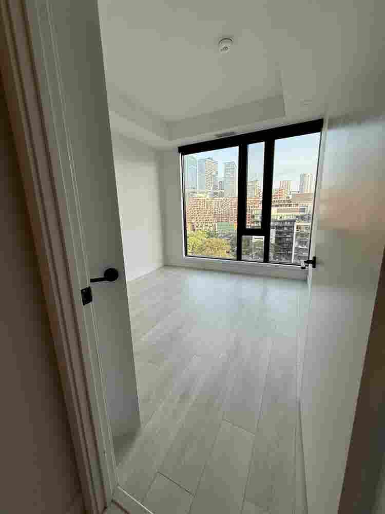 Bath + Den SW Apt w Balcony