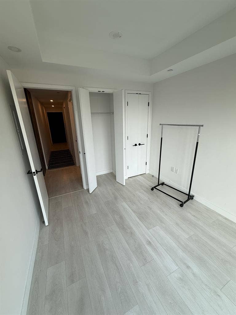 Bath + Den SW Apt w Balcony