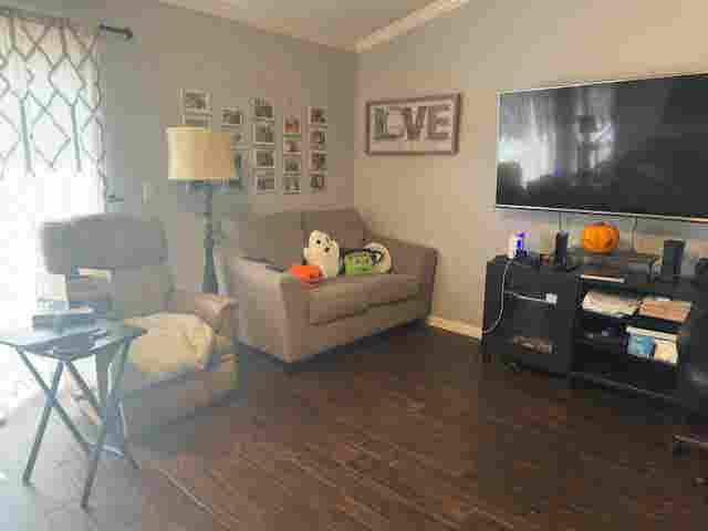 Private room/shared bath/living