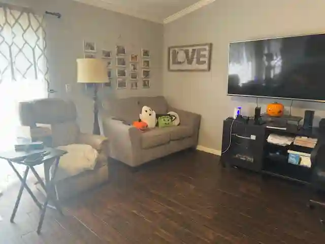 Private room/shared bath/living.