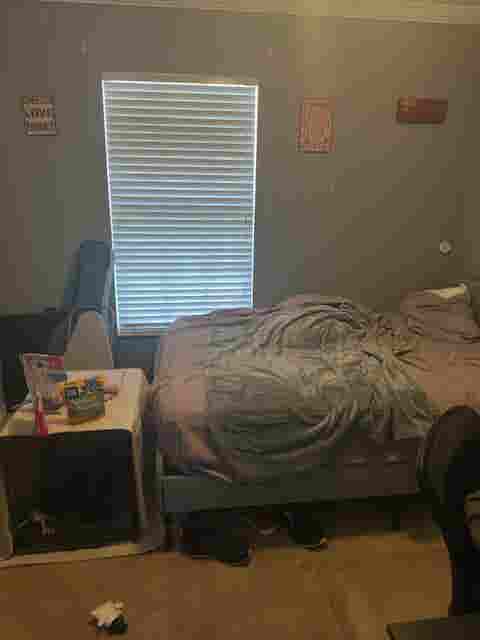 Private room/shared bath/living