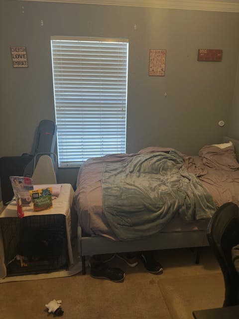 Private room/shared bath/living