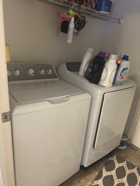 Private room/shared bath/living