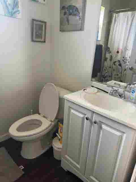 Private room/shared bath/living