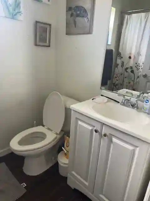 Private room/shared bath/living.