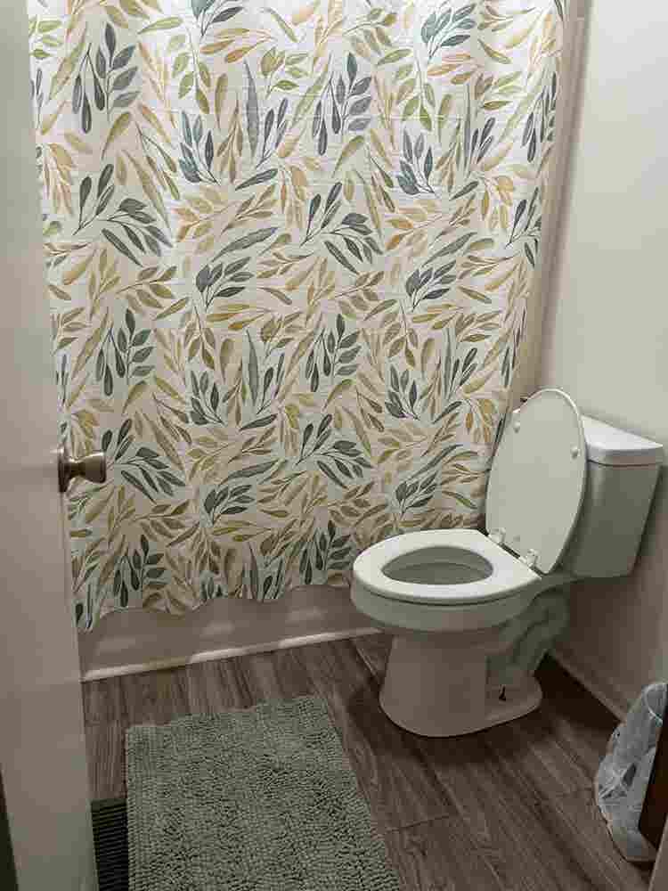 Room available to rent .