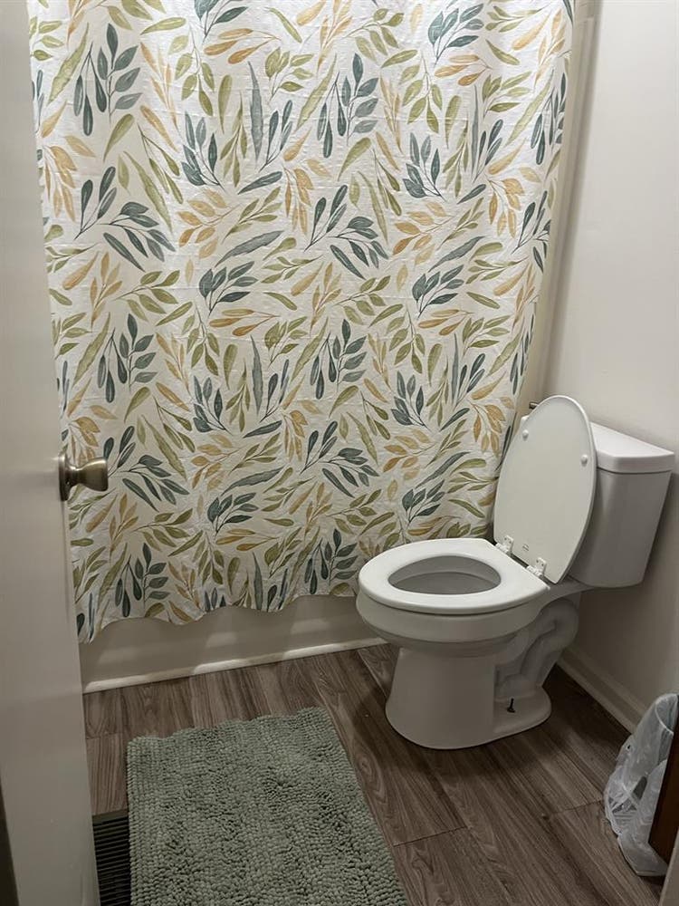 Room available to rent .