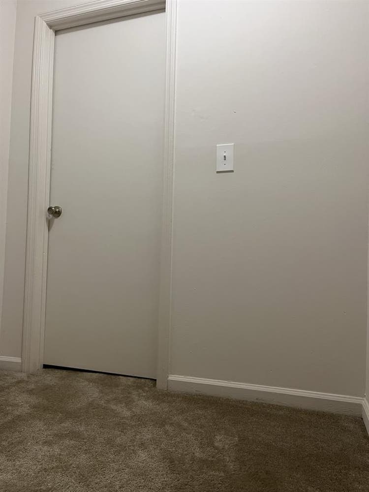 Room available to rent .
