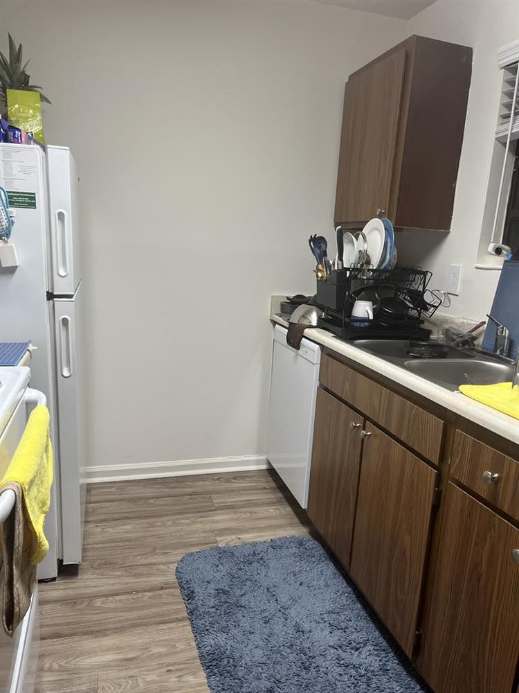 Room available to rent .