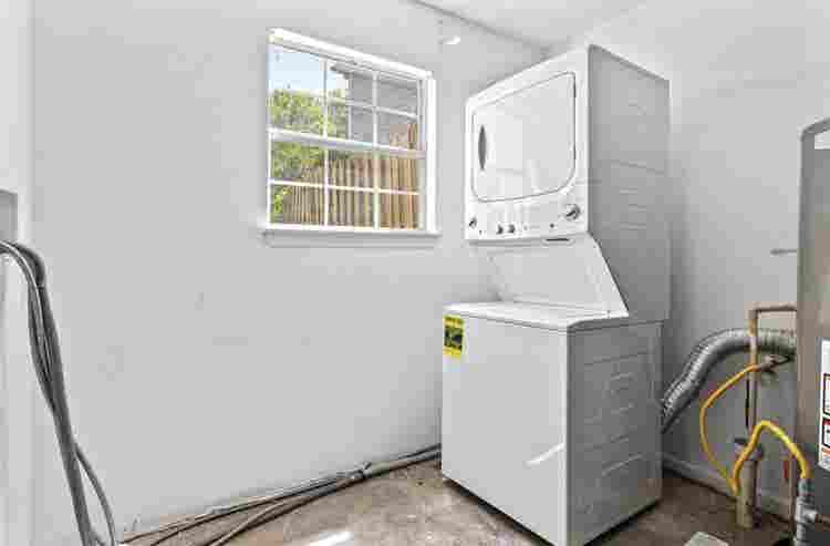 ⭐️Large Room/private bath for rent