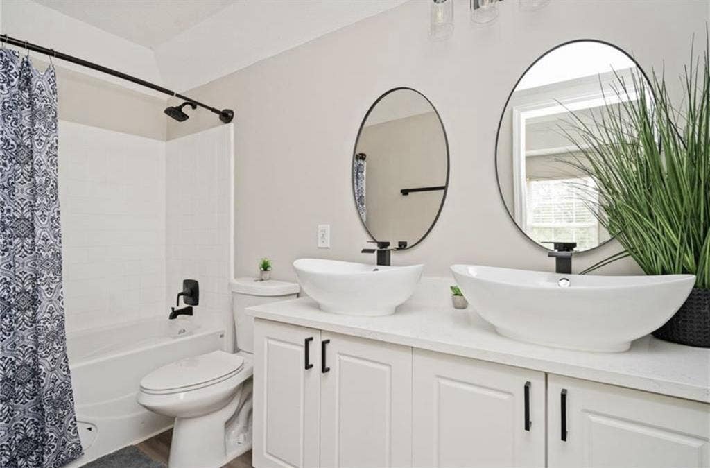 ⭐️Large Room/private bath for rent