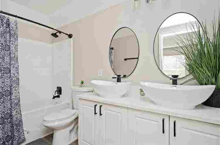 ⭐️Large Room/private bath for rent