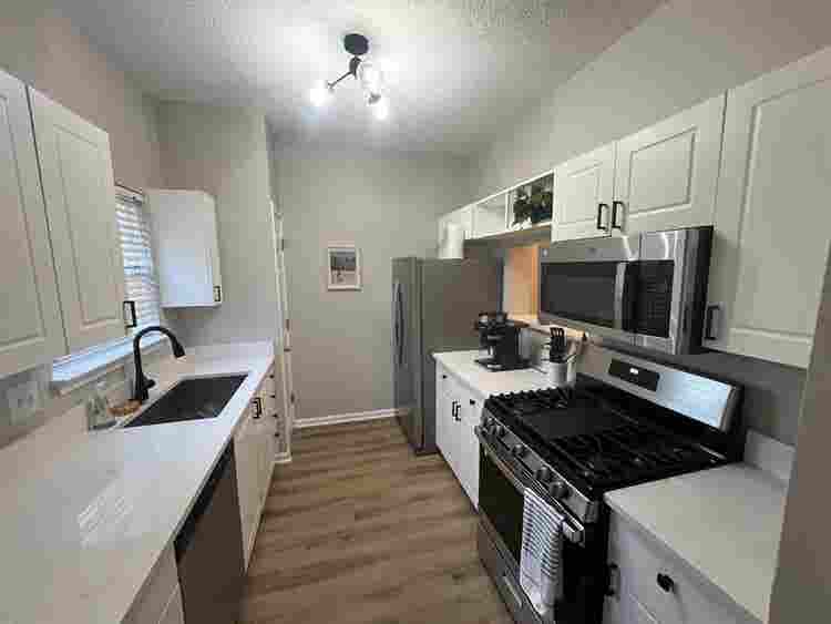 ⭐️Large Room/private bath for rent
