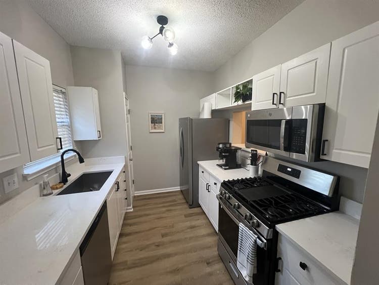 ⭐️Large Room/private bath for rent