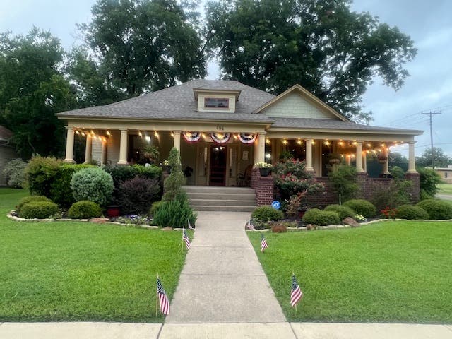 SEEKING FEMALE ROOMMATE
