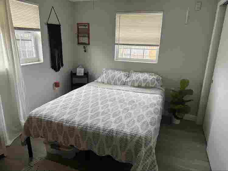 Furnished Room available in Holiday