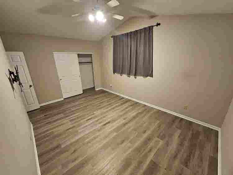 Large house w/tons of amenities