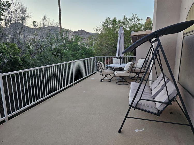 Large house w/tons of amenities
