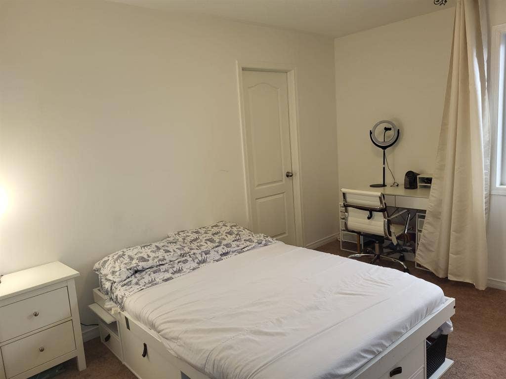 Charming Room for Rent!