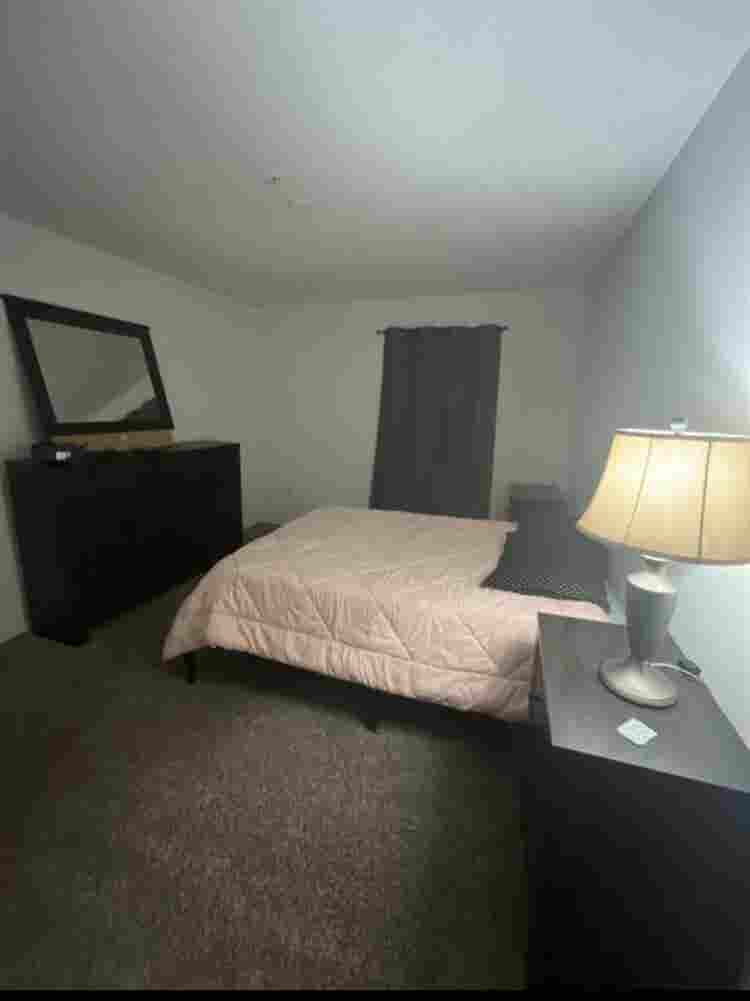 Large room w/ walk-in closet