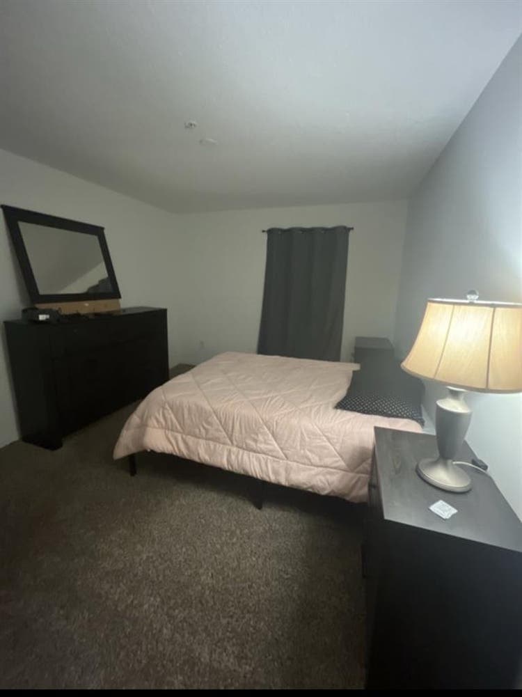 Large room w/ walk-in closet