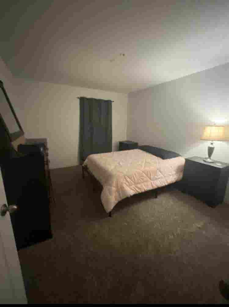 Large room w/ walk-in closet