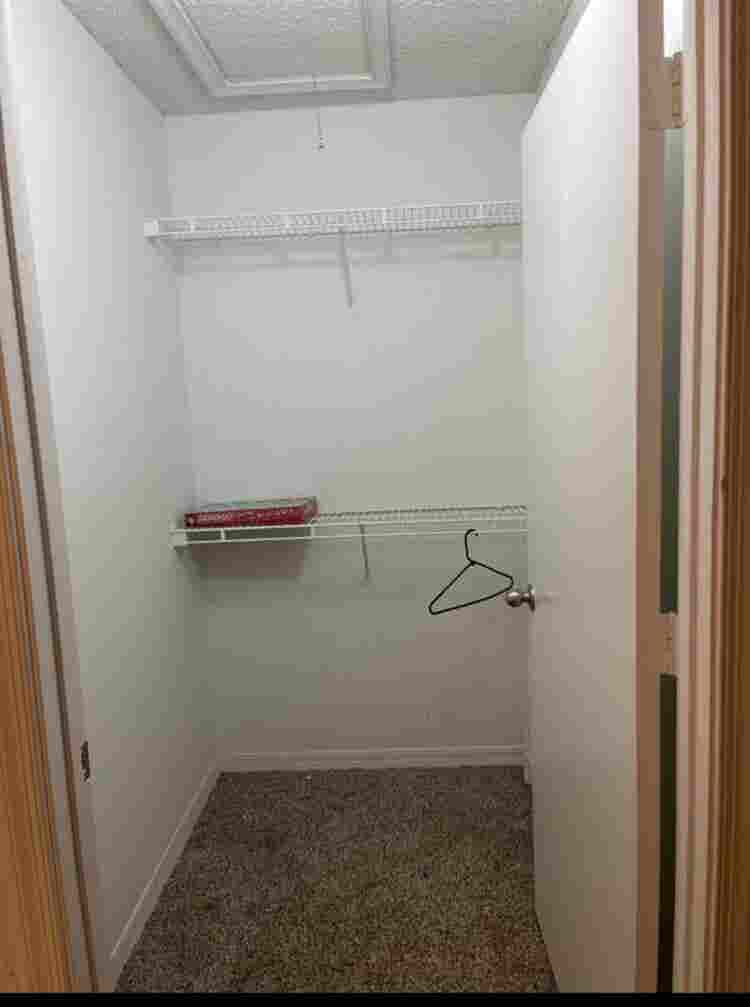 Large room w/ walk-in closet