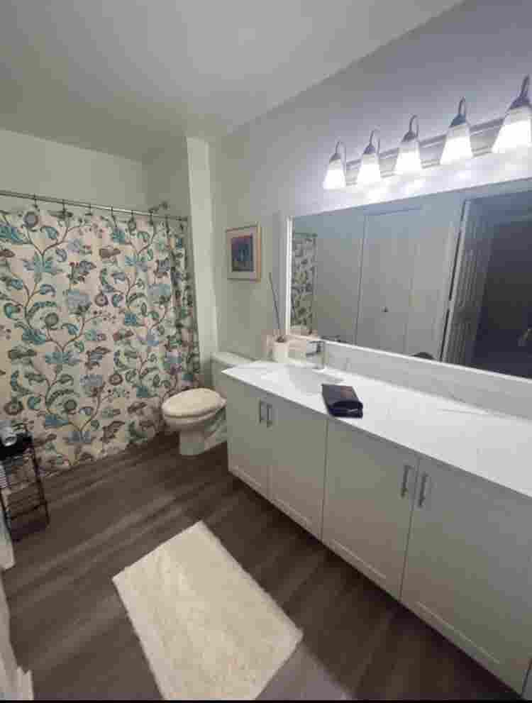 Large room w/ walk-in closet