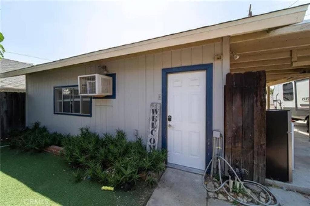 Studio 2 blocks from dtown Upland