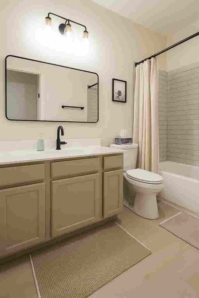 Furnished Queen Bed in Home w/ Pool