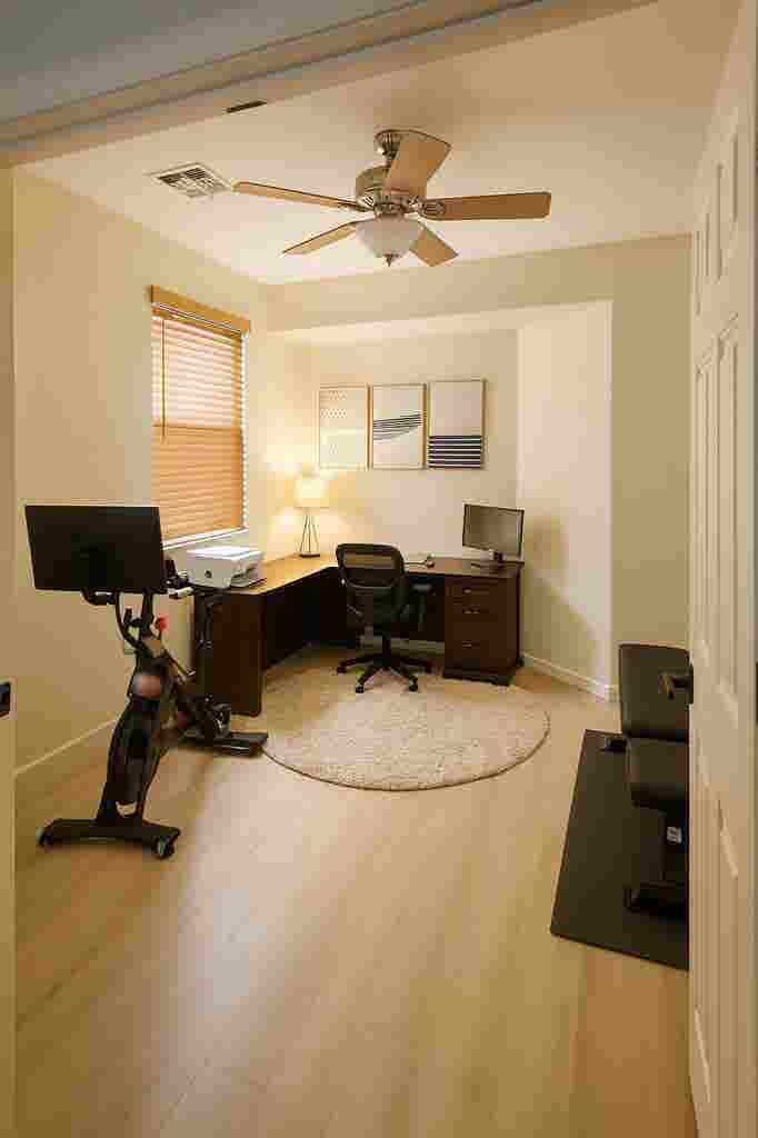 Furnished Queen Bed in Home w/ Pool