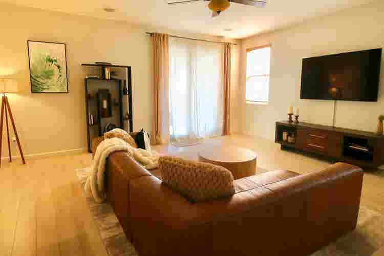 Furnished Queen Bed in Home w/ Pool