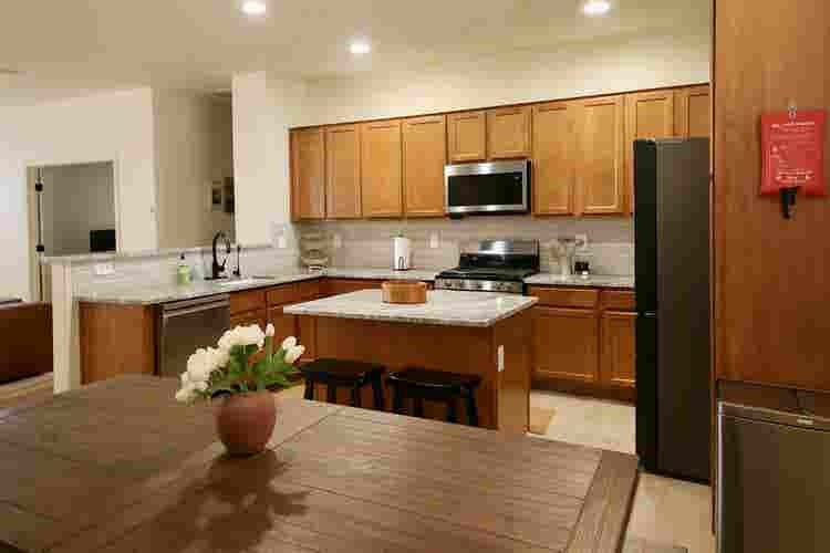 Furnished Full Bed in Home w/ Pool