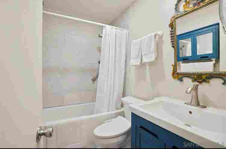 Room for Rent w/ Private Bath Nov 1