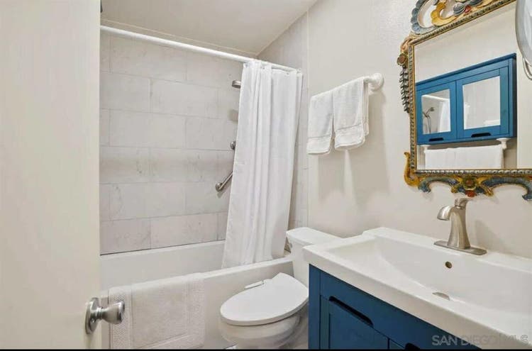 Room for Rent w/ Private Bath Nov 1