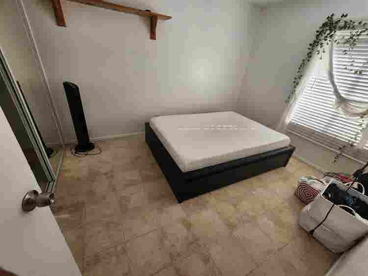 Room by IRIS and PERRIS in mo val.