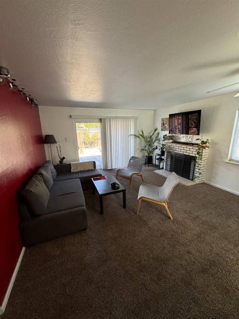 Room in a 3 bedroom house !