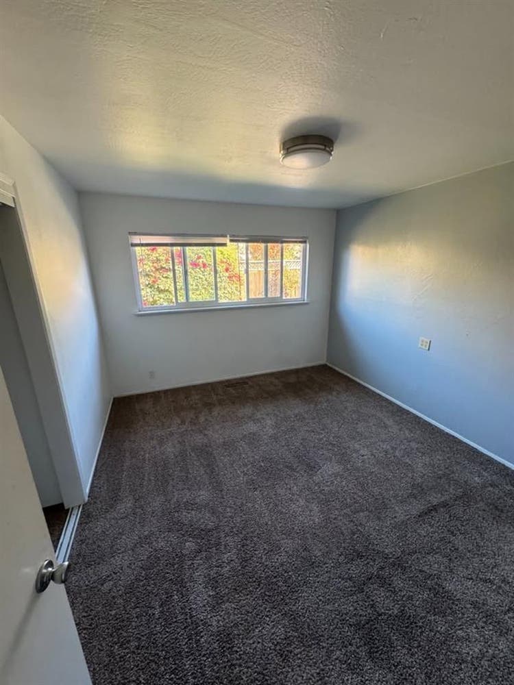 Room in a 3 bedroom house !