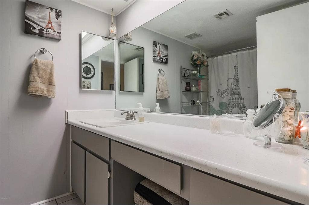 Single room and private bathroom