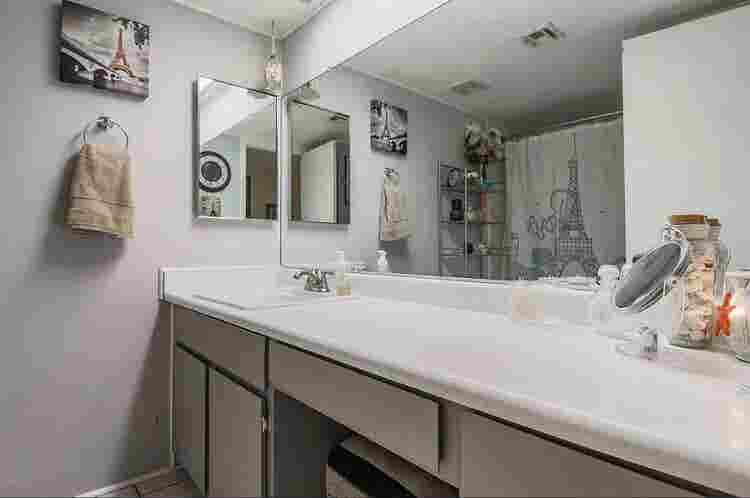 Single room and private bathroom