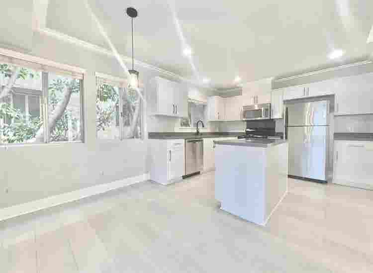 ROOM IN BRENTWOOD — Available Nov 1