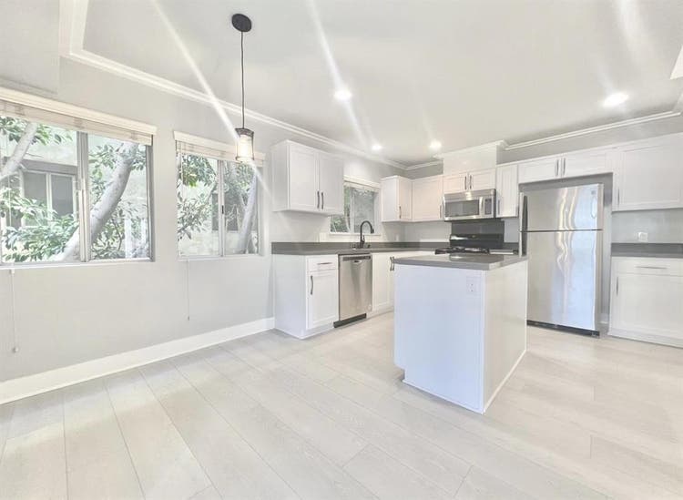 ROOM IN BRENTWOOD — Available Nov 1