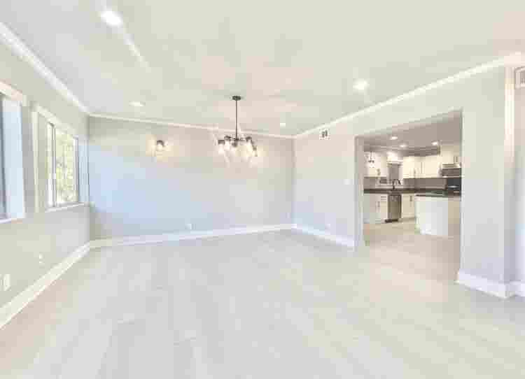 ROOM IN BRENTWOOD — Available Nov 1