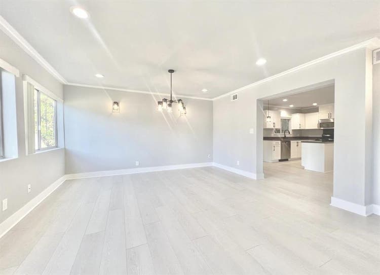 ROOM IN BRENTWOOD — Available Nov 1