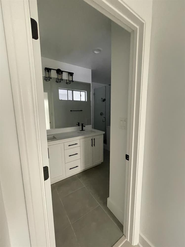 ROOM IN BRENTWOOD — Available Nov 1