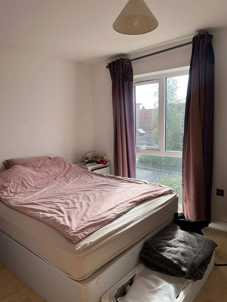Spacious double room in 2-bed house