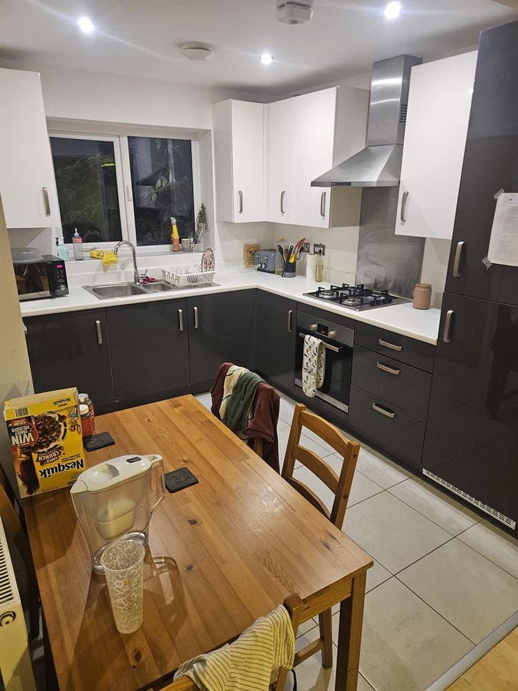 Spacious double room in 2-bed house